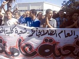 جامعيون جزائريون غاضبون من عرض عمل في المراحيض العمومية..